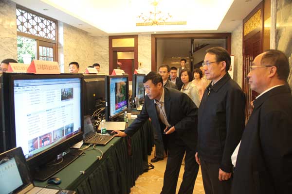 袁德明主任在我校展台前向教育厅沈健厅长、杨湘宁副厅长汇报信息化建设成果